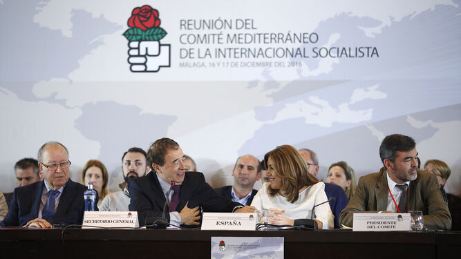 Susana Díaz, en el centro de la imagen, dialoga con Luis Ayala, secretario general de la Internacional Socialista, ayer.