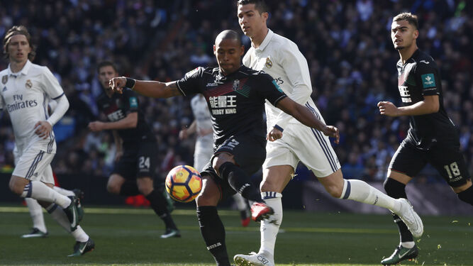Gabriel Silva golpea un esférico en presencia de Ronaldo durante el duelo de ayer en Madrid.
