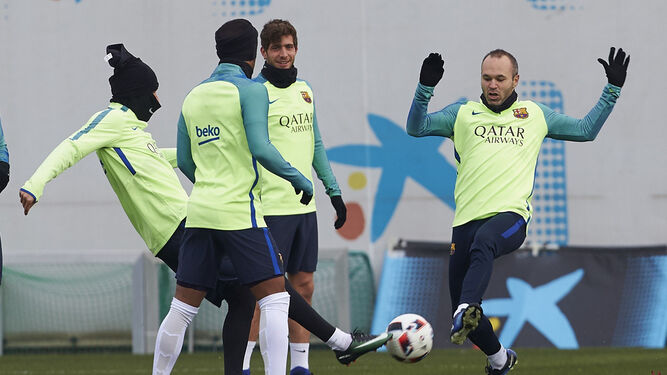 Aleix Vidal, Rafinha, Sergi Roberto y Andrés Iniesta se ejercitan durante el entrenamiento.
