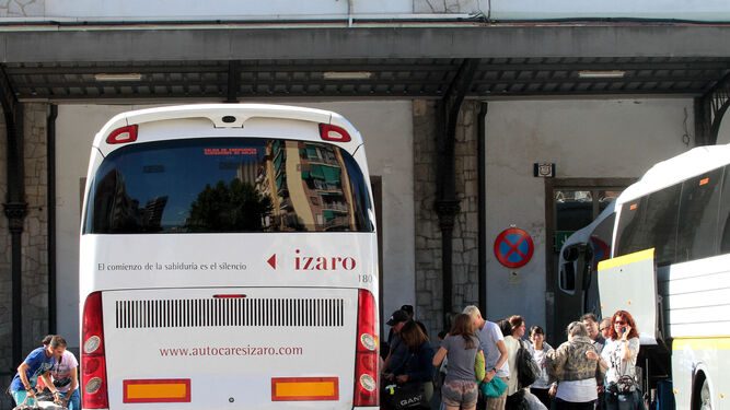 Viajeros toman el autobús frente a la estación de tren de Granada.