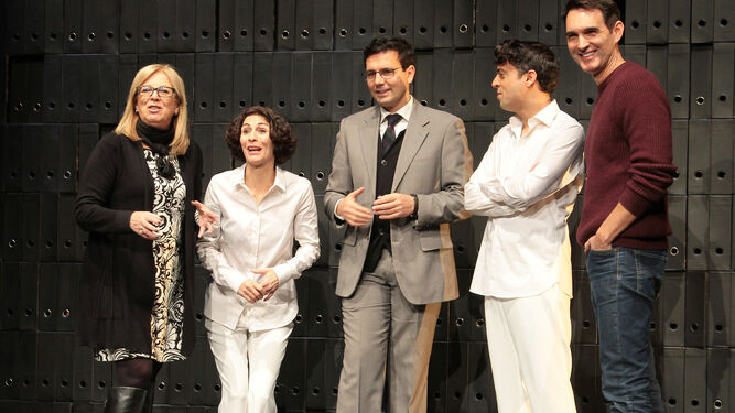 El alcalde y la concejala de Cultura con los actores de Histrión Teatro.
