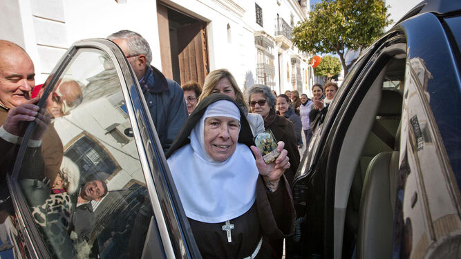Sor María Jesús, la última de las capuchinas en salir del convento isleño, aferrada a una estampa de Jesús Nazareno.