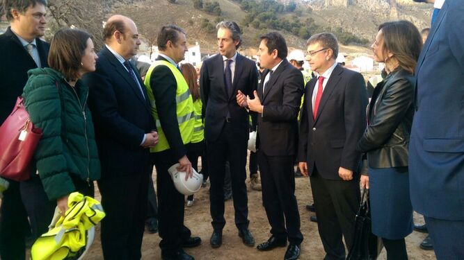 De la Serna, en el centro, con el delegado del Gobierno en Andalucía, Antonio Sanz, a la izquierda.