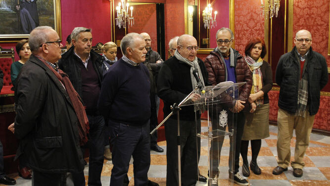 Antonio Campos lee el manifiesto de las mesas por el ferrocarril de Almería, Granada y Jaén.
