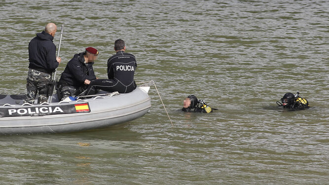 Los buzos de la Policía Nacional durante las labores de búsqueda en el río.