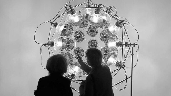 1. Ante la 'Sphère blache' del artista franco-argentino Julio Le Parc, pionero del arte cinético. 2. 'Global cooling lamp' (2006), de Olafur Eliasson.