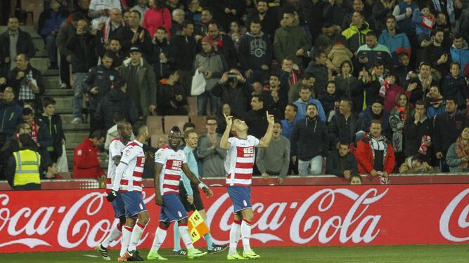 Andreas Pereira señala al cielo después de marcar el 3-0 contra el Betis.