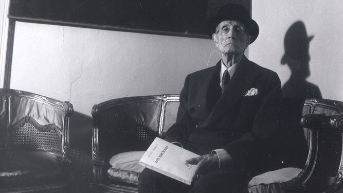 José Martínez Ruiz, más conocido por su seudónimo Azorín (Monóvar, Alicante, 1873-Madrid, 1967), en una imagen tomada por el fotógrafo Basabe.