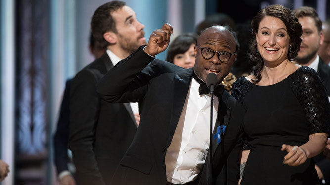 El director Barry Jenkins celebra el Oscar a la Mejor película para 'Moonlight'.