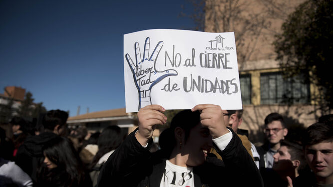 Protesta contra el cierre de unidades en el colegio Cristo de la Yedra de la capital.
