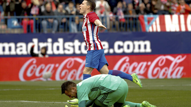 Gameiro, que hoy no estará en Los Cármenes, marcó uno de los goles en la pasada victoria del Atlético ante el Valencia.