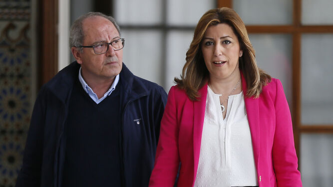 Susana Díaz, en el Parlamento, junto a Juan Cornejo, número dos del PSOE andaluz.