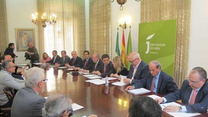Reunión celebrada en Jaén de los representantes institucionales y los agentes económicos.