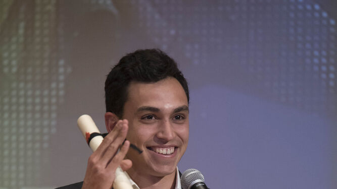 Arián Téllez recoge el premio que le acredita como mejor deportista masculino de 2016.