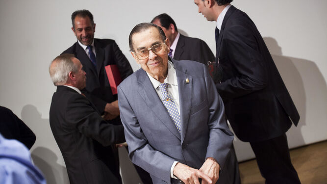 José Luis Piñero, en 2014 con la insignia de oro de la AEPD de Granada, de la que fue su primer presidente.