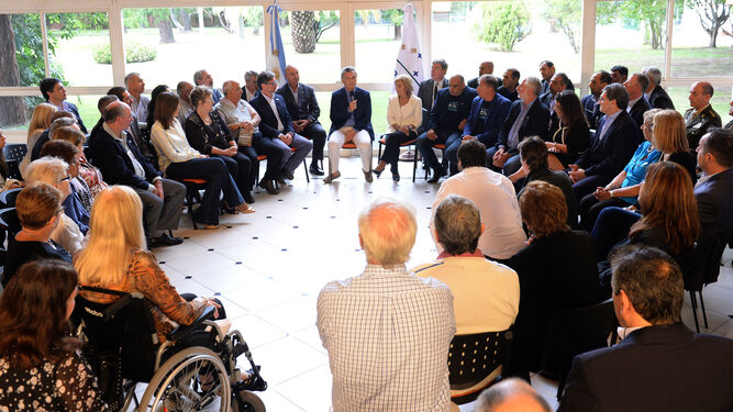 Macri recibe en su residencia presidencial a familiares de víctimas y veteranos de la guerra de las Malvinas.