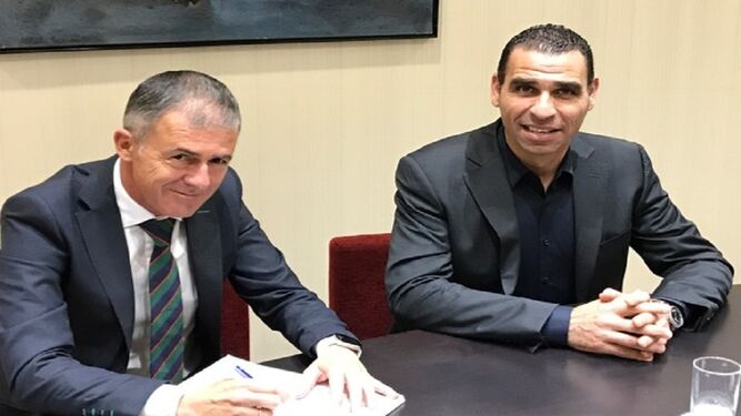Lucas Alcaraz firma su contrato como seleccionador de Argelia en presencia del presidente de la Federación Jeídin Zetchi.