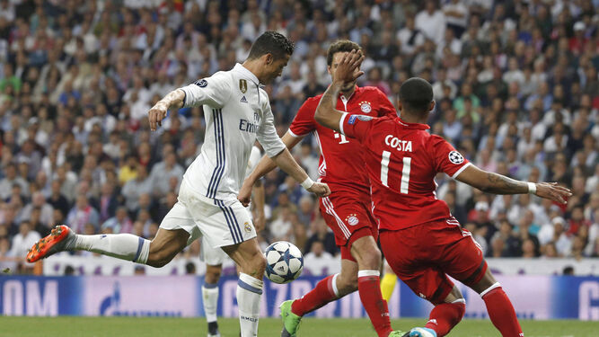 Cristiano Ronaldo empala el segundo gol después de partir en un claro fuera de juego ante la presencia de Douglas Costa y Hummels, que no llegan.