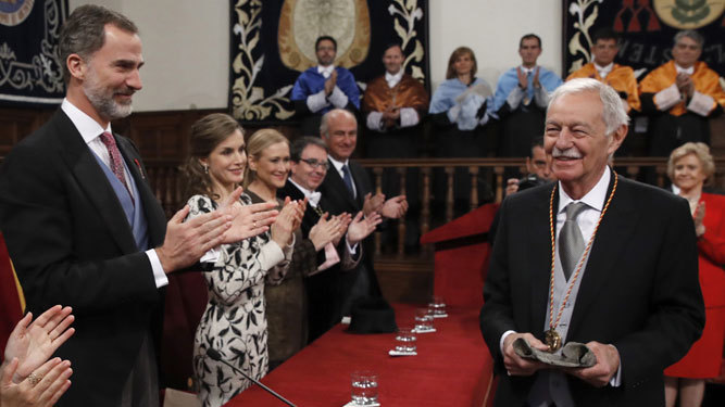 El escritor catalán Eduardo Mendoza tras recibir el Premio Cervantes de manos de Felipe VI, en presencia de Doña Letizia.