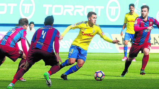 Aketxe conduce el balón vigilado de cerca por tres jugadores del Levante.