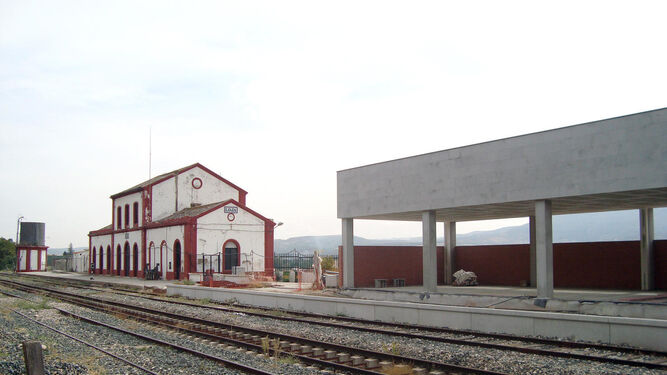 La antigua estación de Loja junto al nuevo edificio.