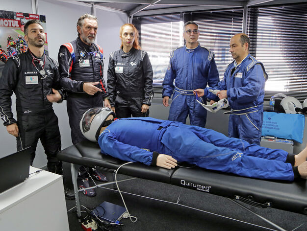 El doctor Charte, junto al resto del equipo m&eacute;dico de Quir&oacute;nsalud, durante el simulacro realizado ayer en el Circuito de Jerez.