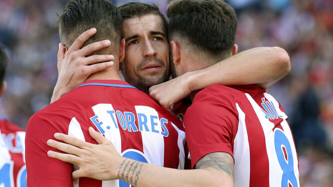 Los jugadores del Atlético felicitan a Saúl tras su gol.