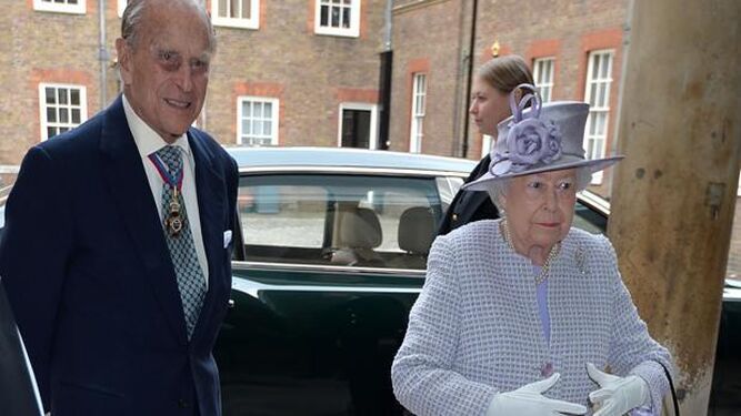 Felipe de Edimburgo e Isabel II este jueves, el mismo día del anuncio de la jubilación del duque consorte, en una visita a la Capilla Real de San Jaime, en Londres.