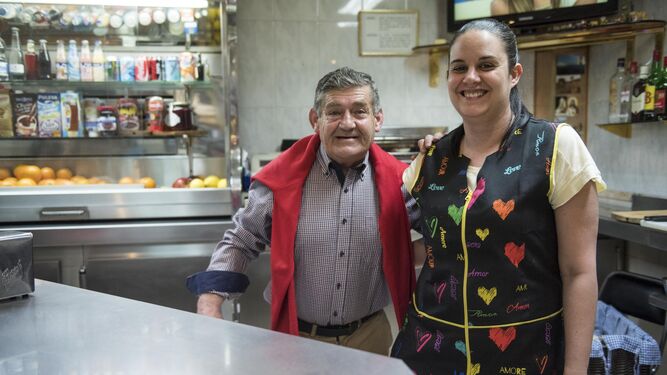Rafael y la sobrina de Raquel Guerrero son parte de esta cafetería tan peculiar de la Chana.