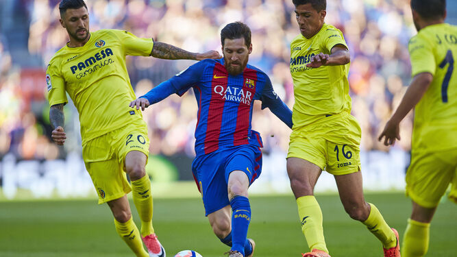 Soriano y Rodrigo intentan frenar a Messi, que conduce el balón.