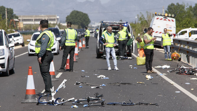 Agentes de la Guardia Civil, entre los restos de las bicicletas arrolladas.