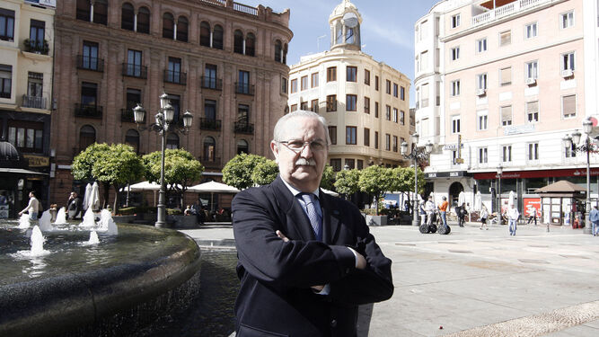 El presidente de la Organización Médica Colegial, Serafín Romero, antes de la entrevista en Córdoba.