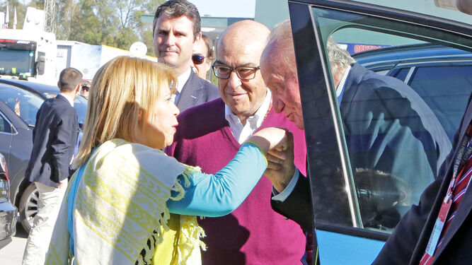 El Rey emérito saluda a Mamen Sánchez, alcaldesa de Jerez, bajo la mirada de Carmelo Ezpeleta, CEO de Dorna.