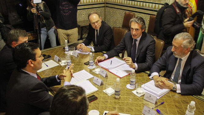 Reunión en Granada entre el alcalde y el ministro de Fomento.