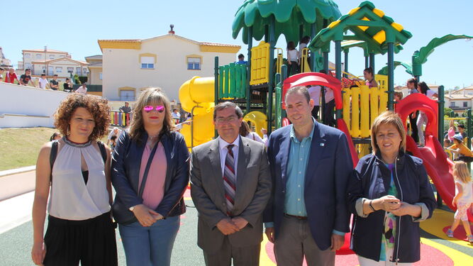 El parque infantil del Cortijo Bartodano vuelve a lucir
