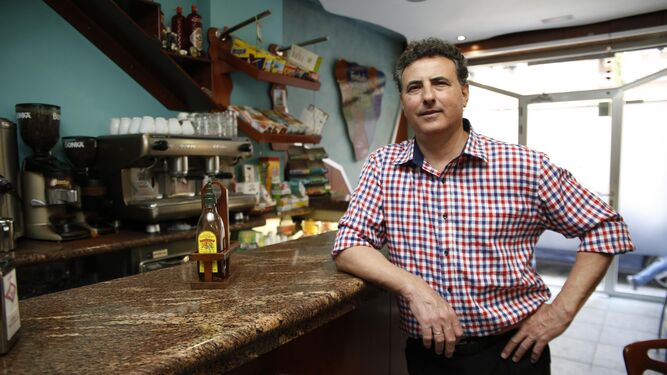 Luis Lechuga, propietario de la cafetería situada en el barrio de la Chana.