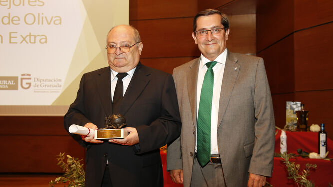 Hipólito García recibió el reconocimiento de manos del presidente de la Diptuación.