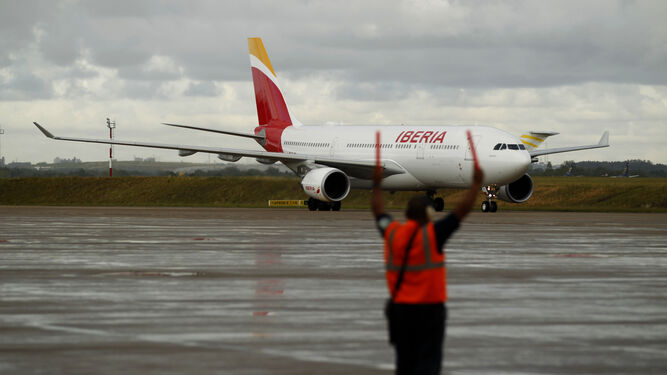 Un avión de Iberia en un aeropuerto.