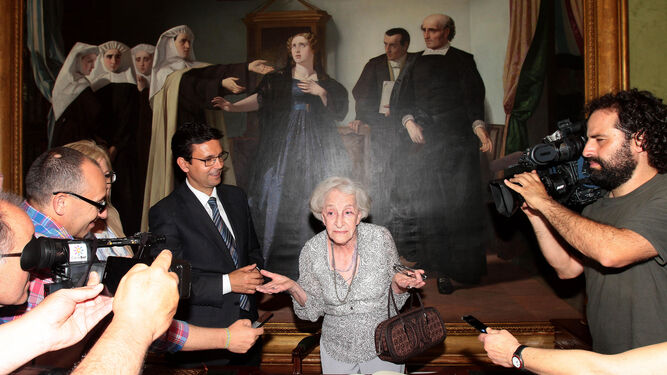 La poeta uruguaya, flanqueada por los medios, al llegar a su recepción en el Consistorio.