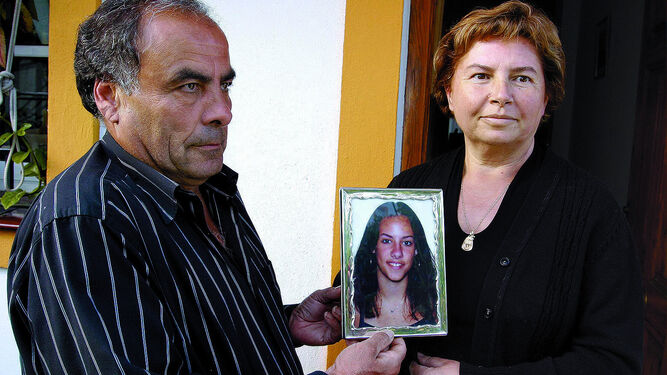 Los padres de Sonia Carabantes, en una imagen de archivo, muestran una fotografía de la joven.