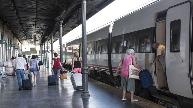 Un tren procedente de Almería, el pasado martes en Granada.