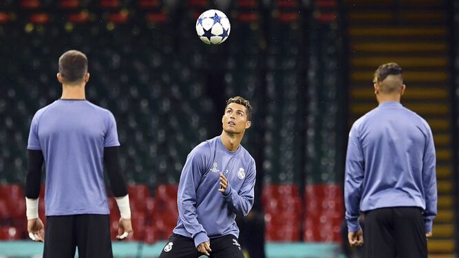 Cristiano Ronaldo cabecea en un entrenamiento.