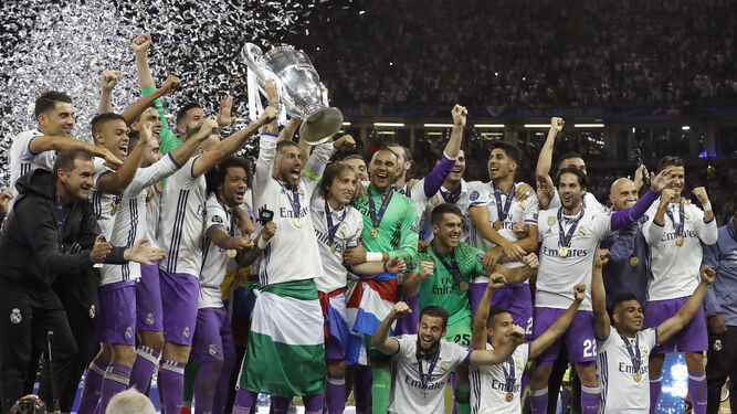 Sergio Ramos levanta la duodécima Copa de Europa del Real Madrid.