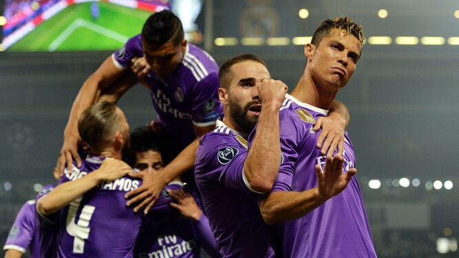 Los jugadores madridistas celebran el primer tanto, obra de Ronaldo.