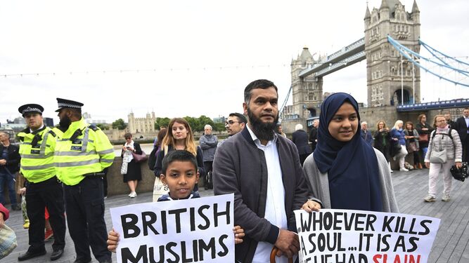 Varias personas se manifiestan en solidaridad con las víctimas del ataque en el Puente de Londres.