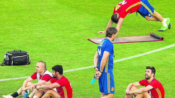 Julen Lopetegui conversa con Piqué durante el entrenamiento de la selección en Murcia.