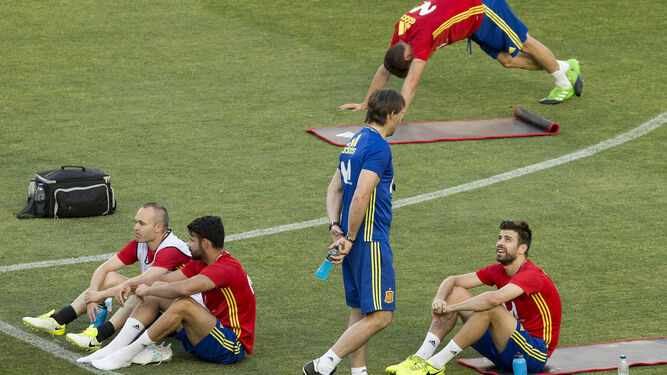 Julen Lopetegui conversa con Piqué durante el entrenamiento de la selección en Murcia.