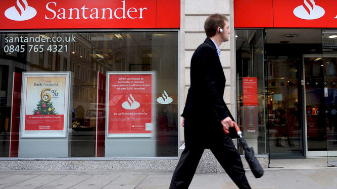 Fachada de una sucursal del Banco Santander.