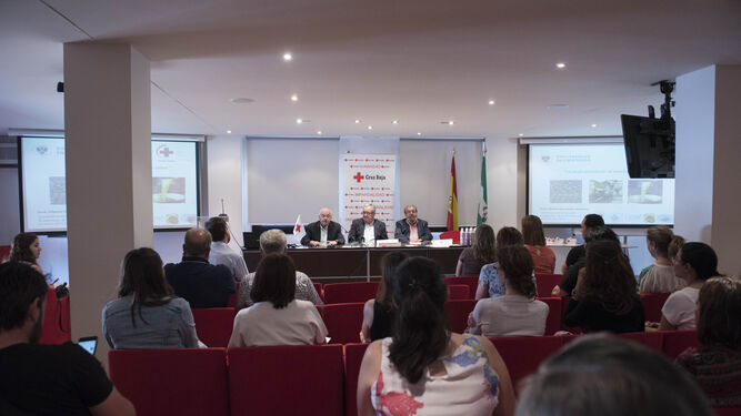 El acto fue presentado por el presidente de Cruz Roja Granada y dos miembros de la Asociación Amigos del Clínico.