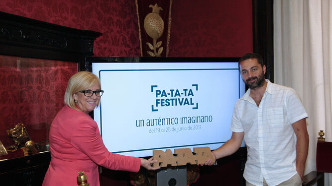 La consejala de cultura del Ayuntamiento, María de Leyva, posa junto al director del festival, Cecilio Puertas.